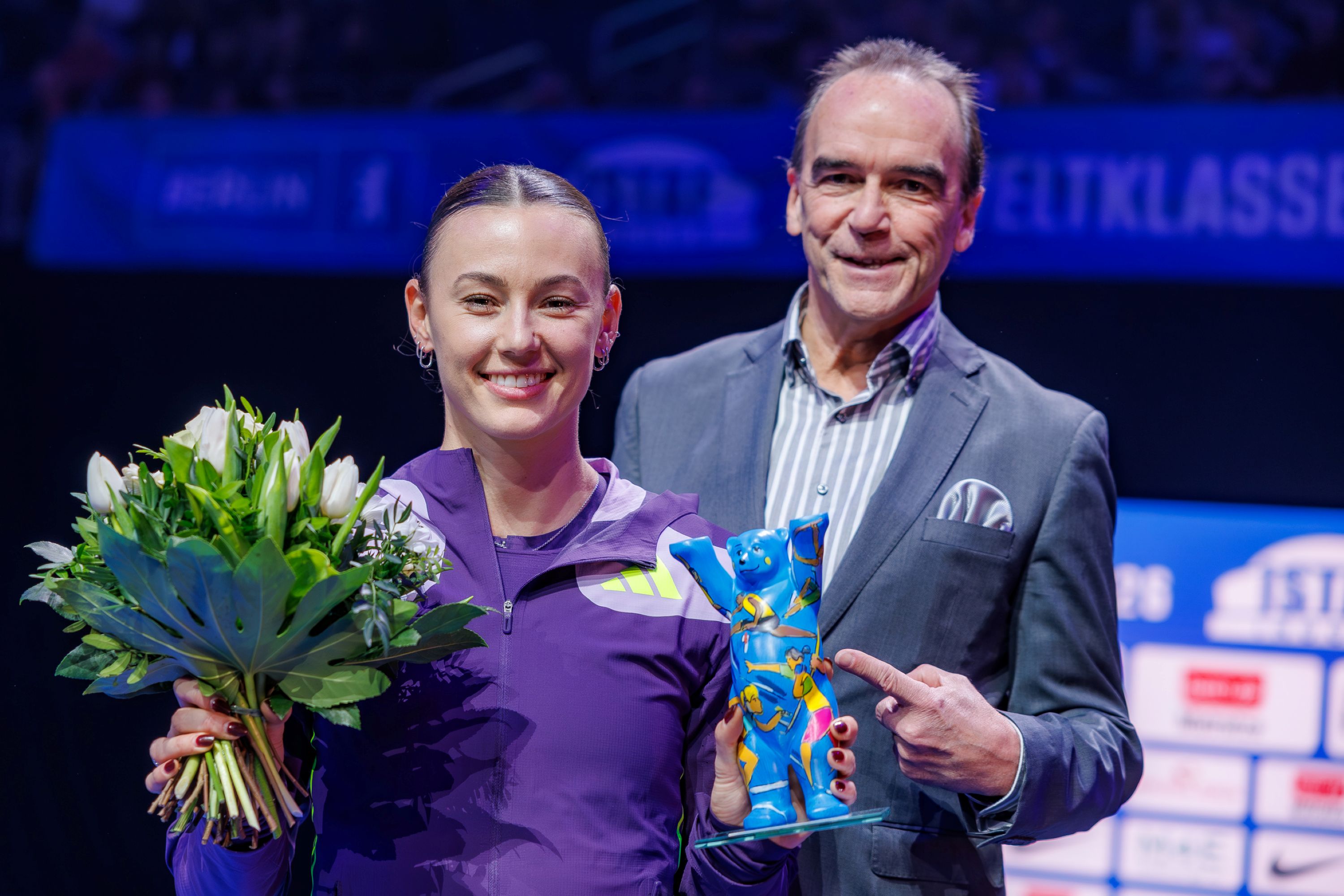 Nadine Visser aus den Niederlanden gewinnt beim ISTAF Indoor 2026 in Berlin den Wettbewerb über 60 Meter Hürden in 7,81 Sekunden. Gerhard Wilhelm überreicht die Auszeichnung bei der Siegerehrung | Dirk Lässig